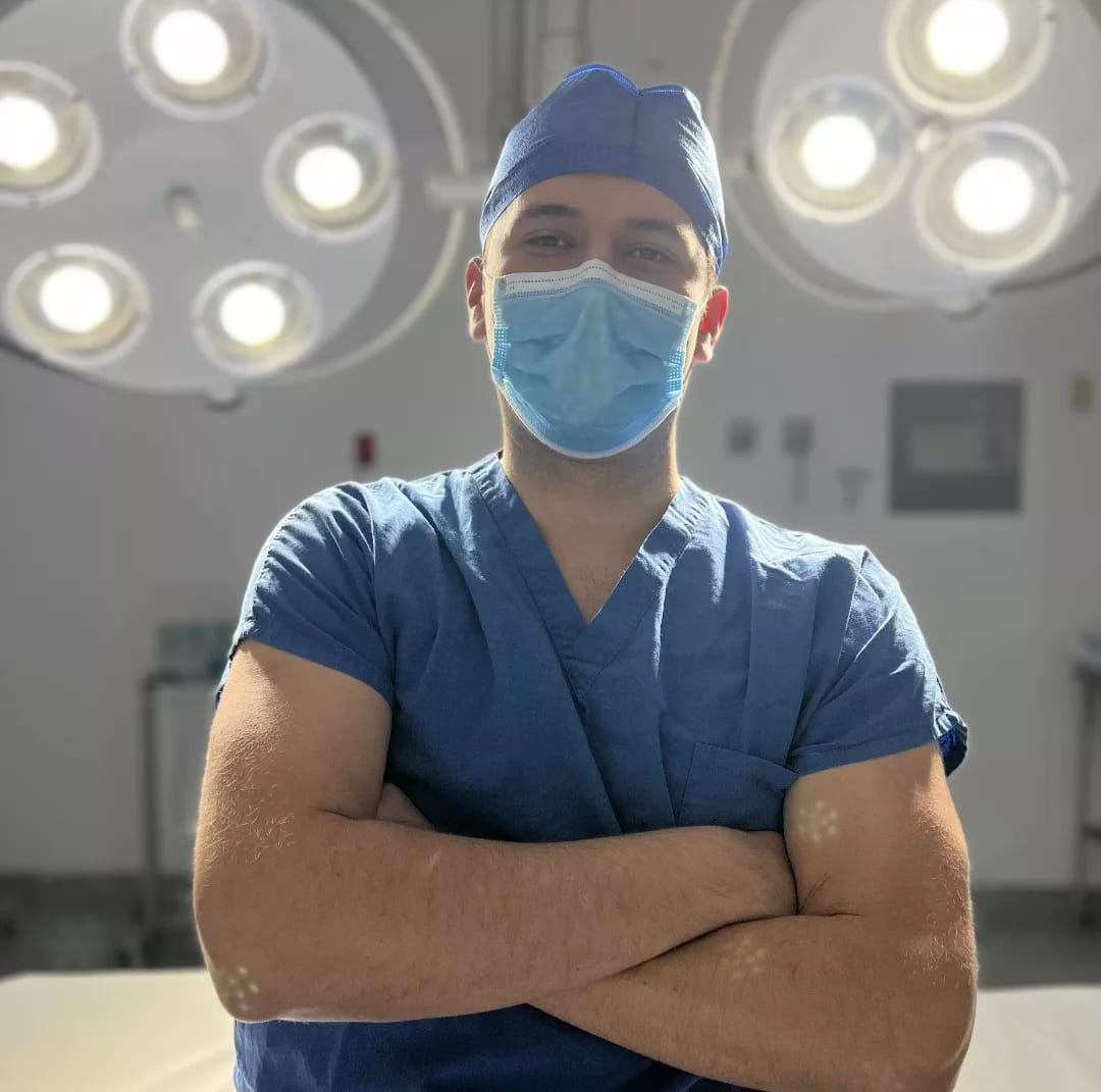 Dr. Jaime Sesma Chazaro en quirófano